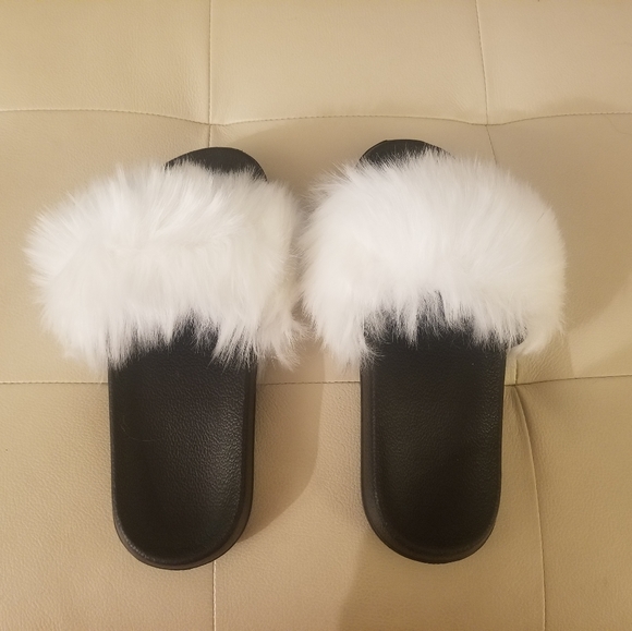 COPY - Faux fur Slides - White Size 11 - Picture 1 of 3